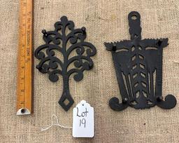 LOT OF 2 - CAST IRON TRIVETS GRISWOLD NO. 1726 & JAMESTOWN, VA