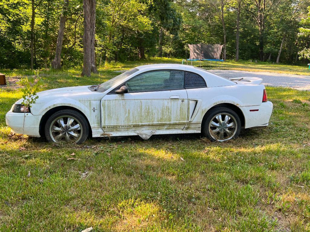 2000 Ford Mustang 2-door car