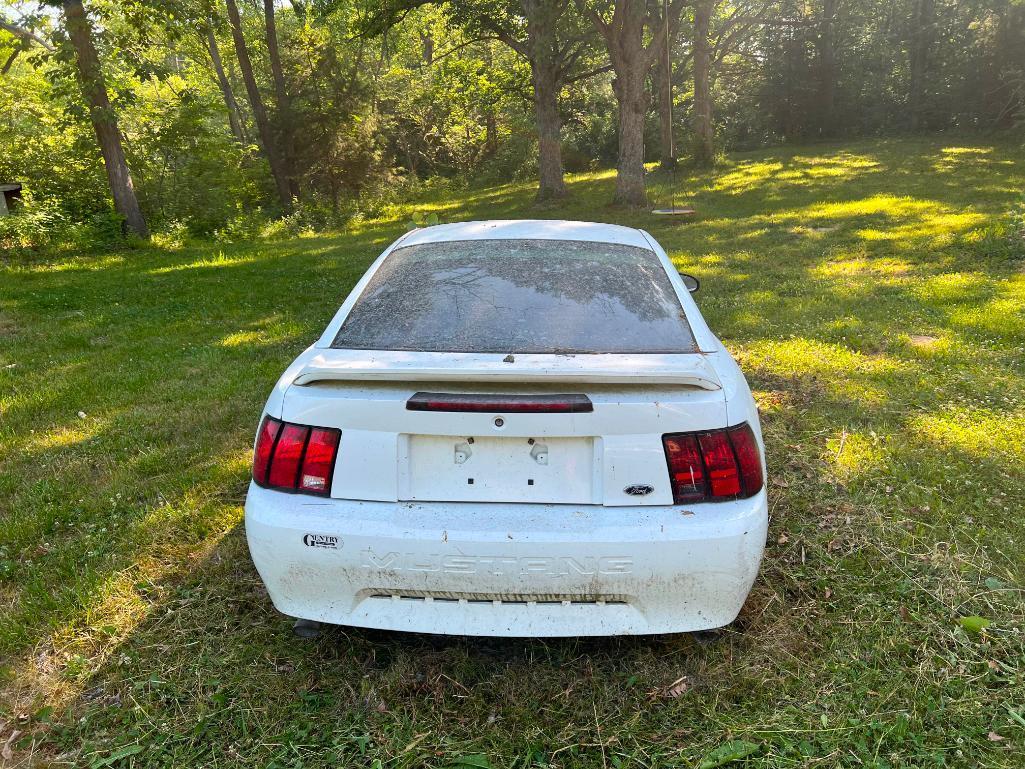 2000 Ford Mustang 2-door car