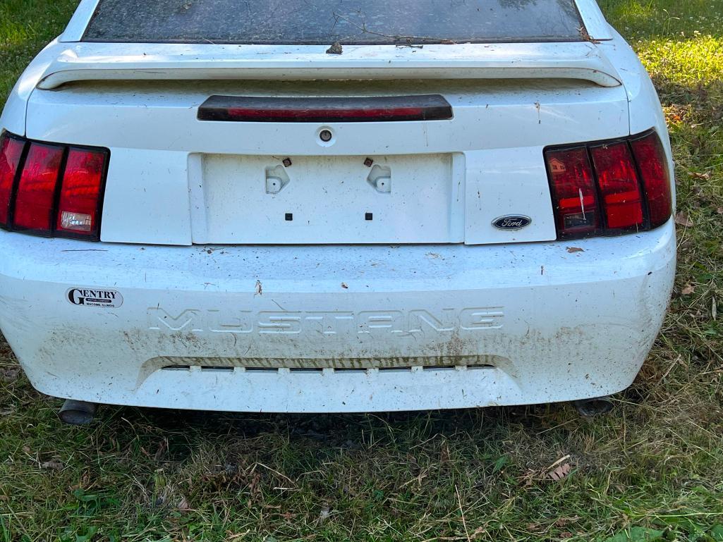 2000 Ford Mustang 2-door car