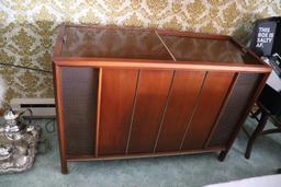 1960's Magnavox Stereo LP, AM/FM RADIO