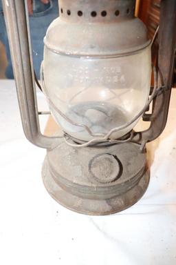 Antique railroad lantern (Nier)