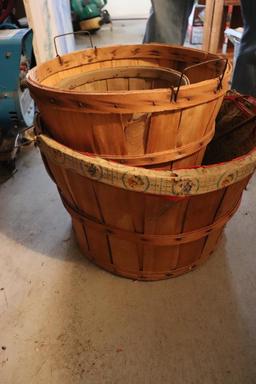 Quantity of old bushel baskets