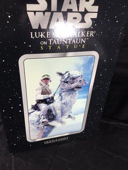 Luke Skywalker tauntan statue