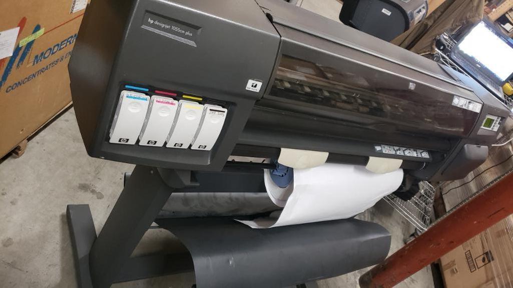 HP 1055cm DESIGNJET Photo Printer Powers on