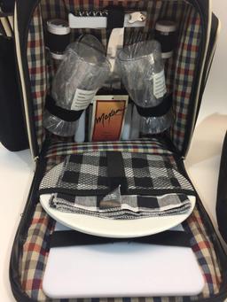 Insulted Picnicking Backpack w/ Utensils, Glasses, Plates & Bag