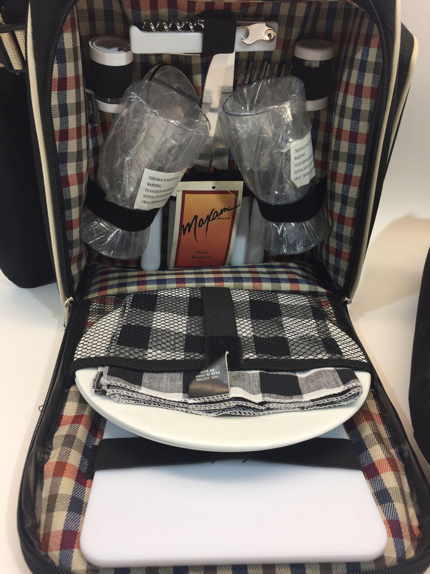 Insulted Picnicking Backpack w/ Utensils, Glasses, Plates & Bag