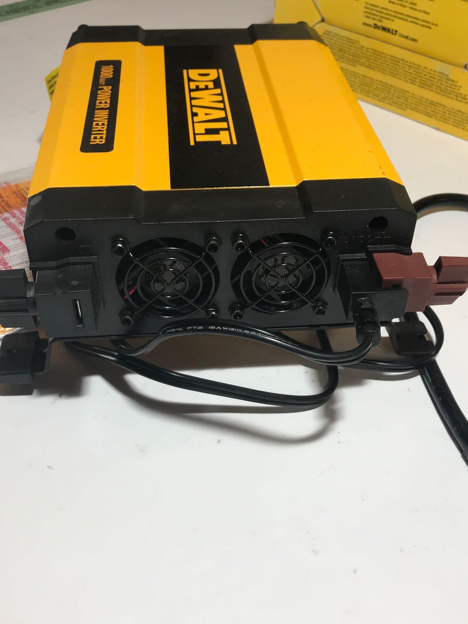 DeWalt 1000 Watt Power Inverter DXAEPI1000