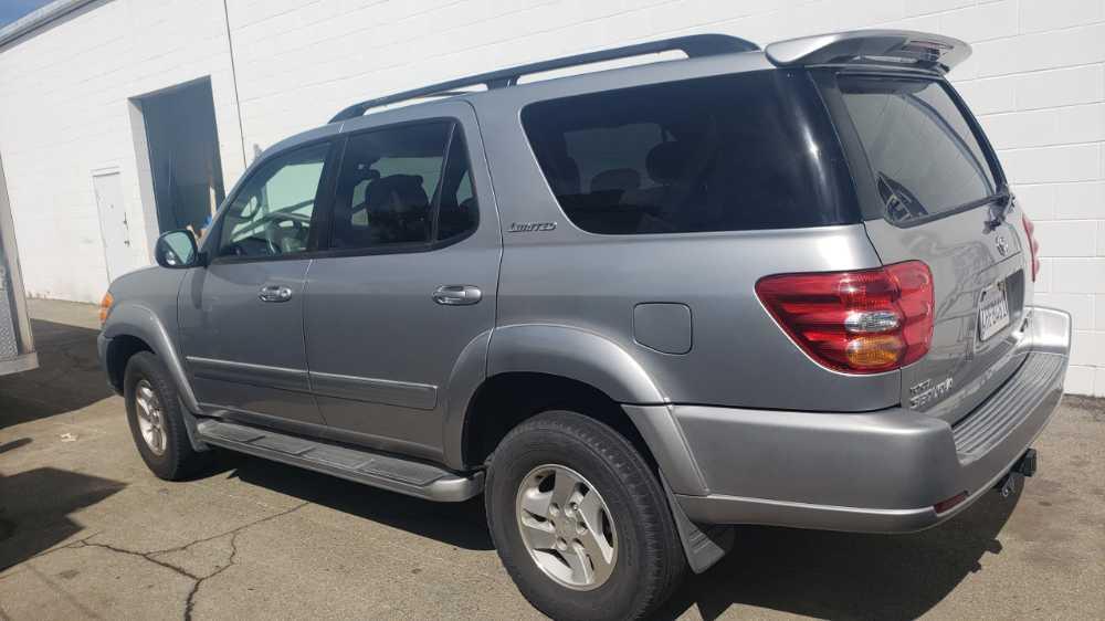 sequoia toyota v8 4wd w trailer hitch 225610 Miles VIN 5tdbt48a21s027526 starts and runs.