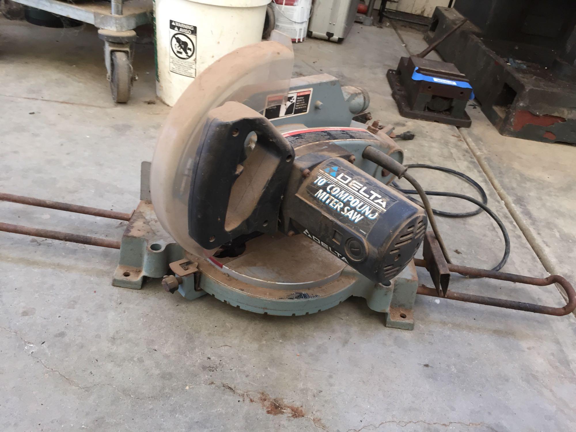 Delta 10in Compound Miter Saw, Turns On