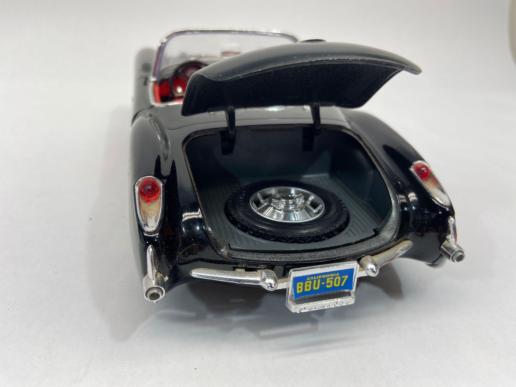 Bburago, Road Legends, Road Tough, 1:18 Scale Diecast 1957 Chevrolet Corvette Cars, 4 Units