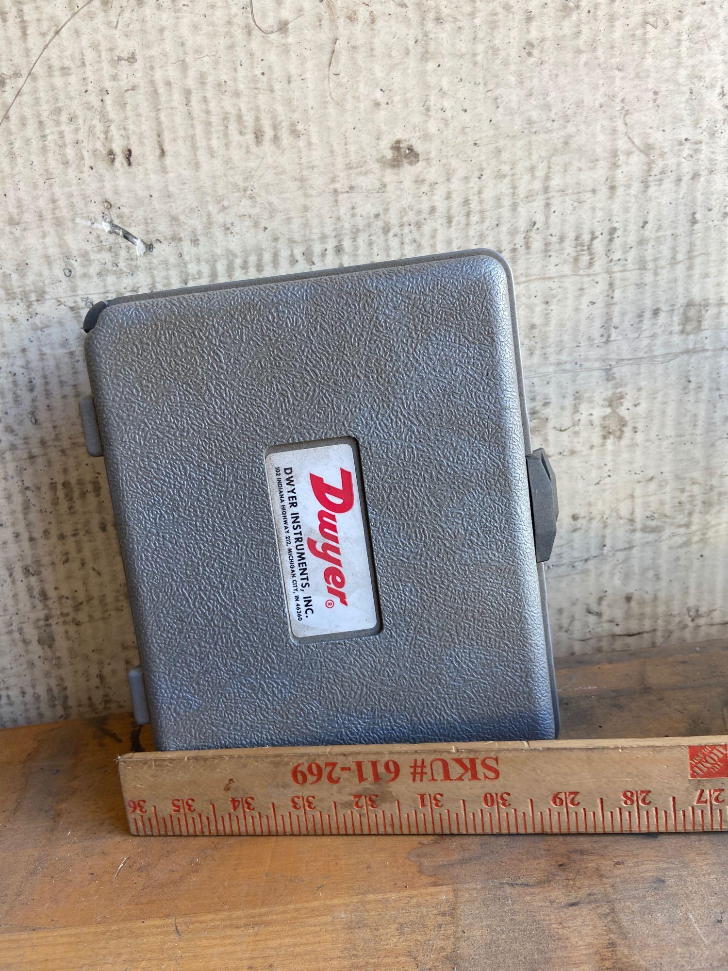 Dwyer Magnehelic water pressure meter TR5141