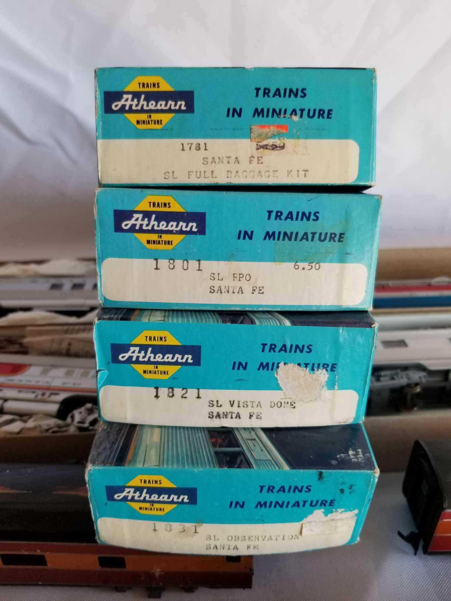 Vintage Ho Scale Athearn Train Engine Cars 8 Units