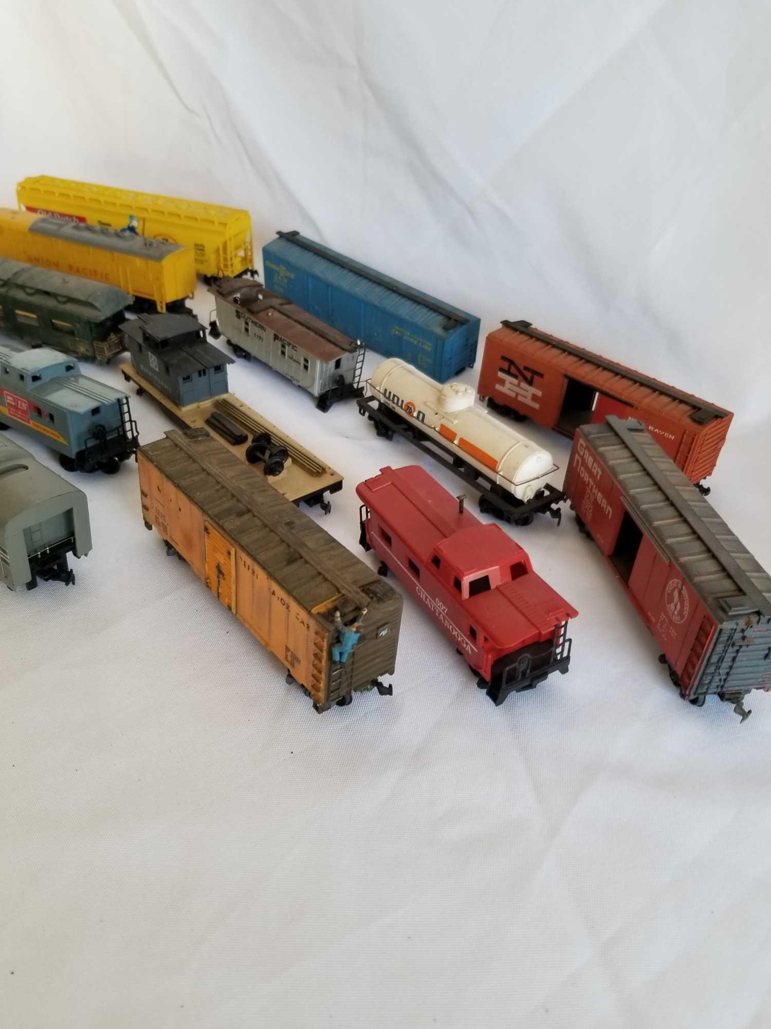 Vintage Ho Scale Train Cars 14 Units