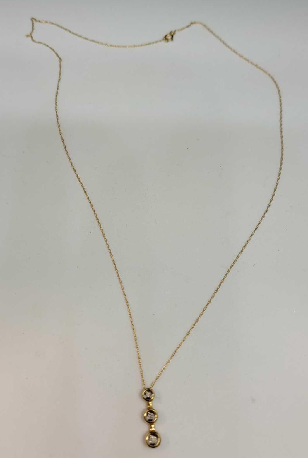 Stunning 10kt Gold 3 diamond necklace