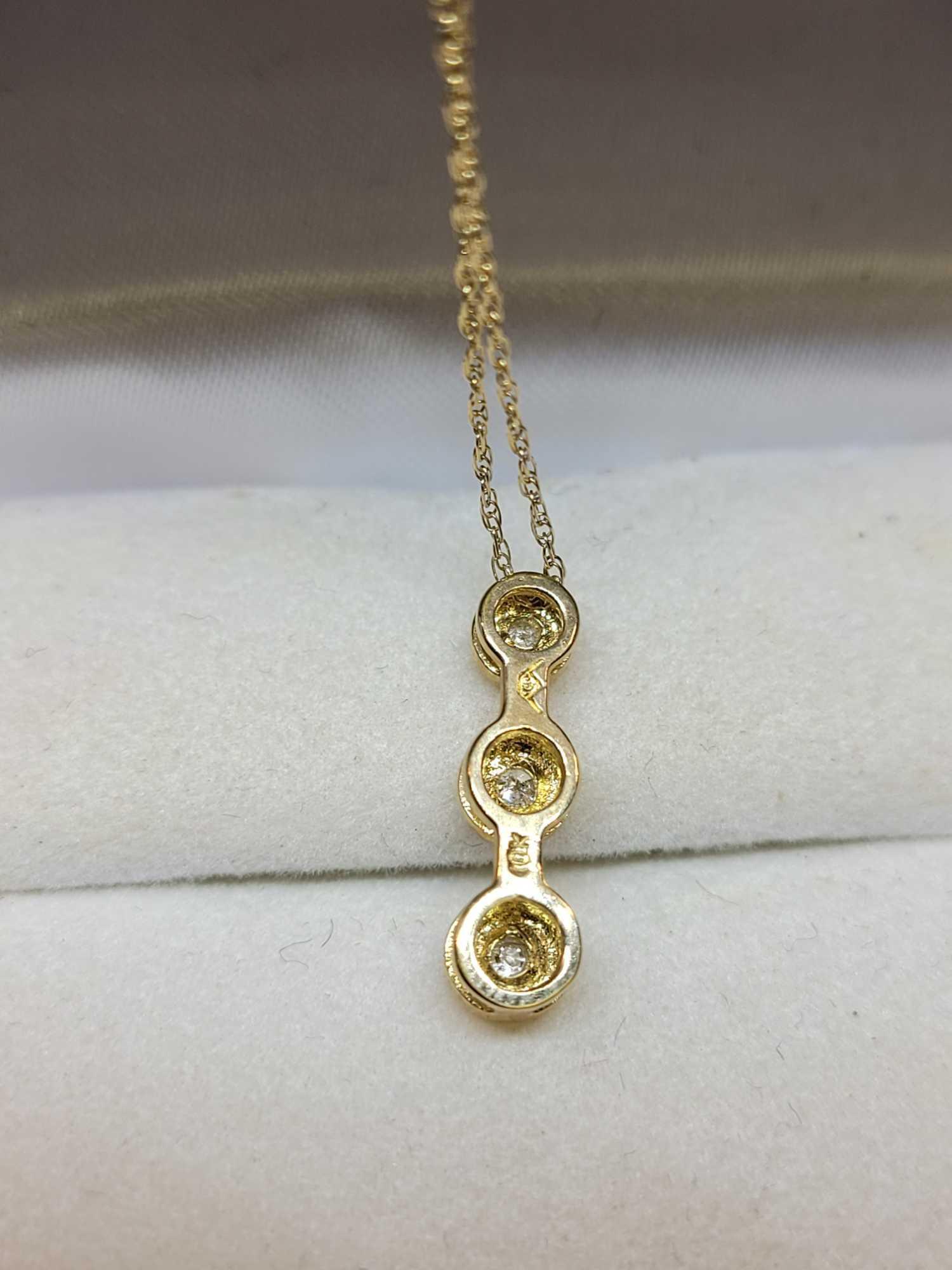 Stunning 10kt Gold 3 diamond necklace