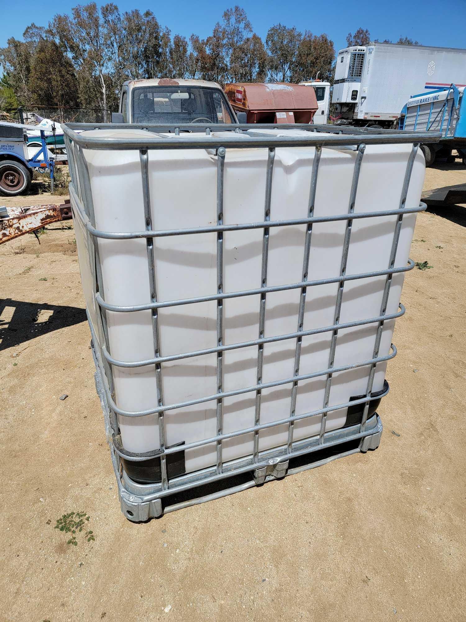 300 Gallon Fluid Tank w/ Schultz Metal Frame