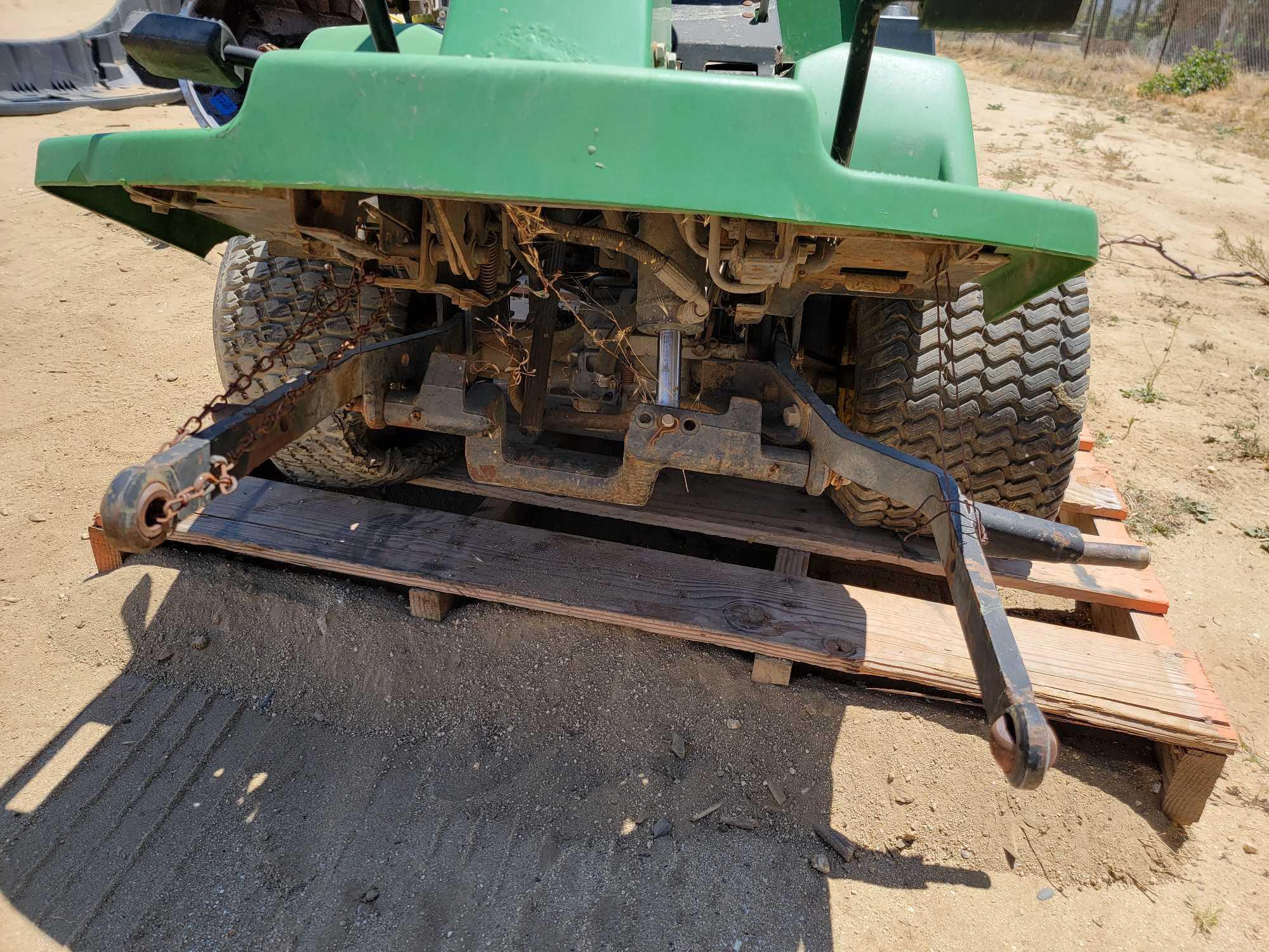 John Deere F725 Riding Lawnmower