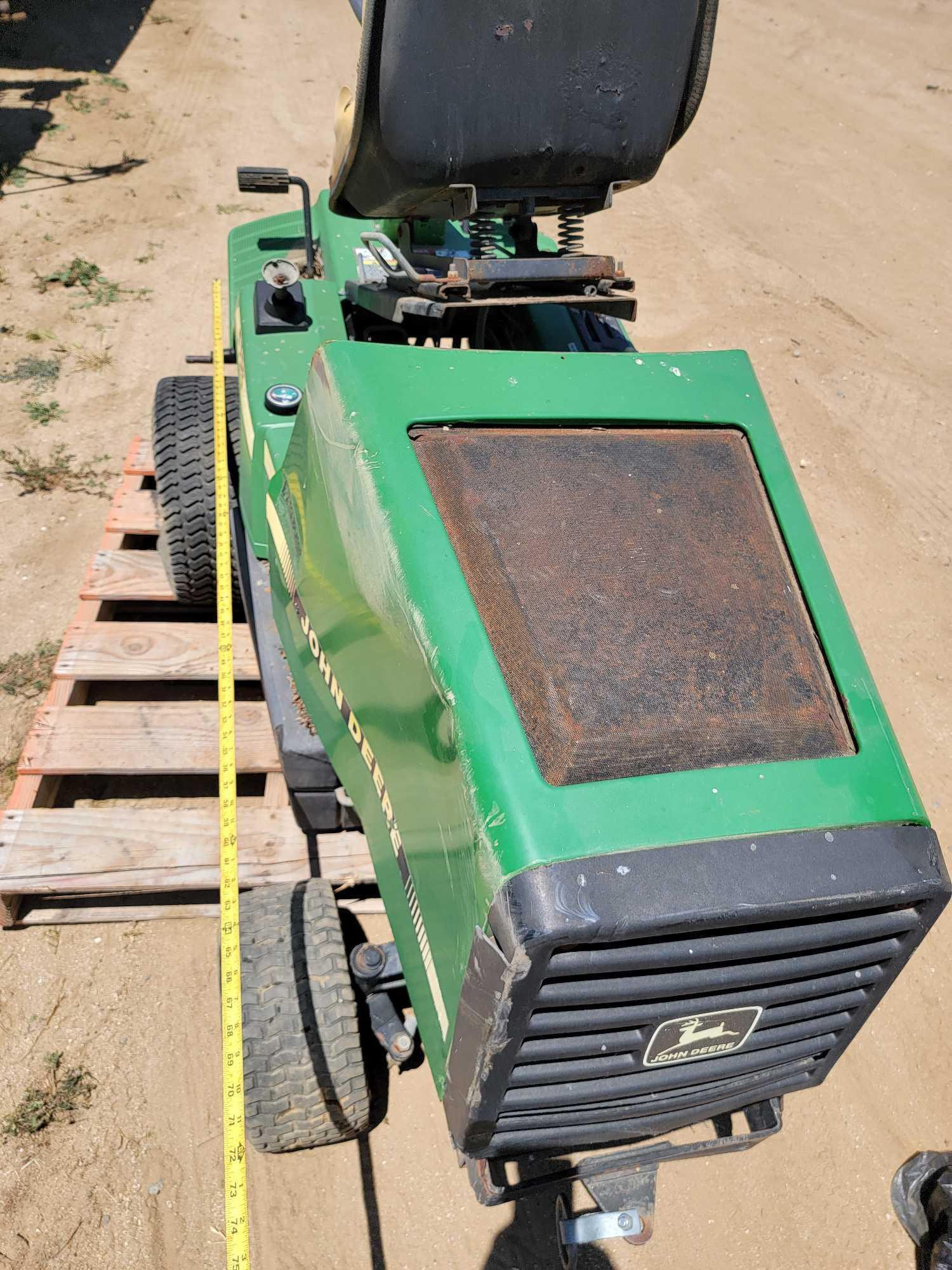 John Deere F725 Riding Lawnmower