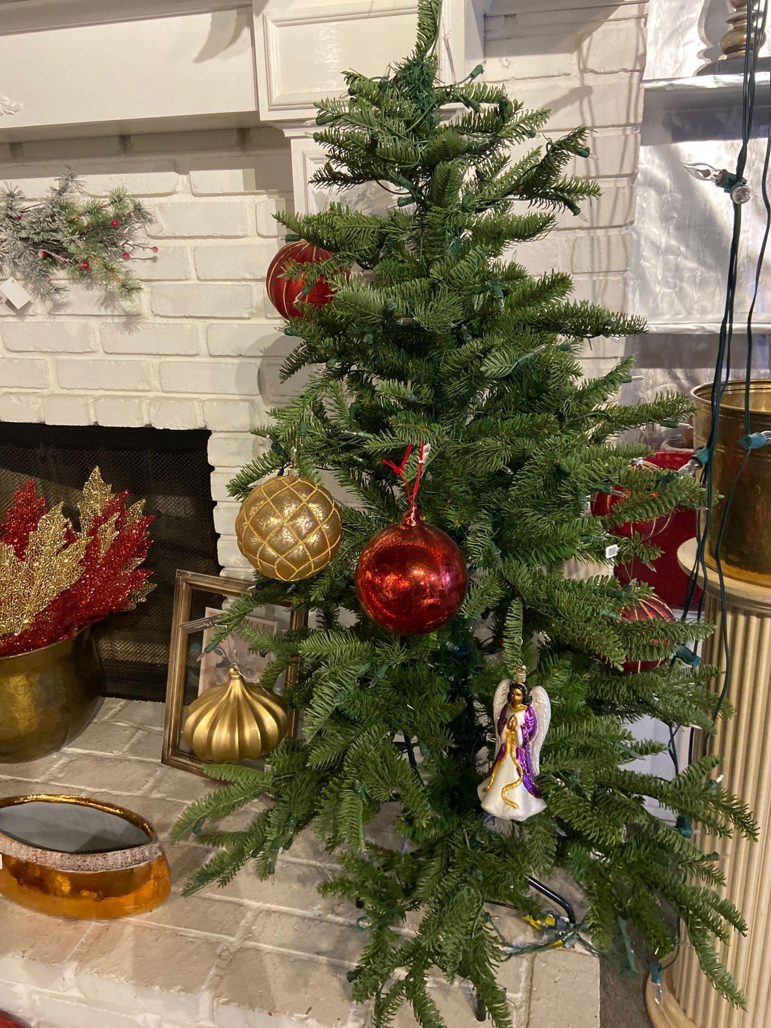 Contents mantle decor Christmas tree