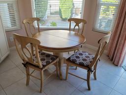 Kitchen Table 4 Chairs w buttetfly leaf