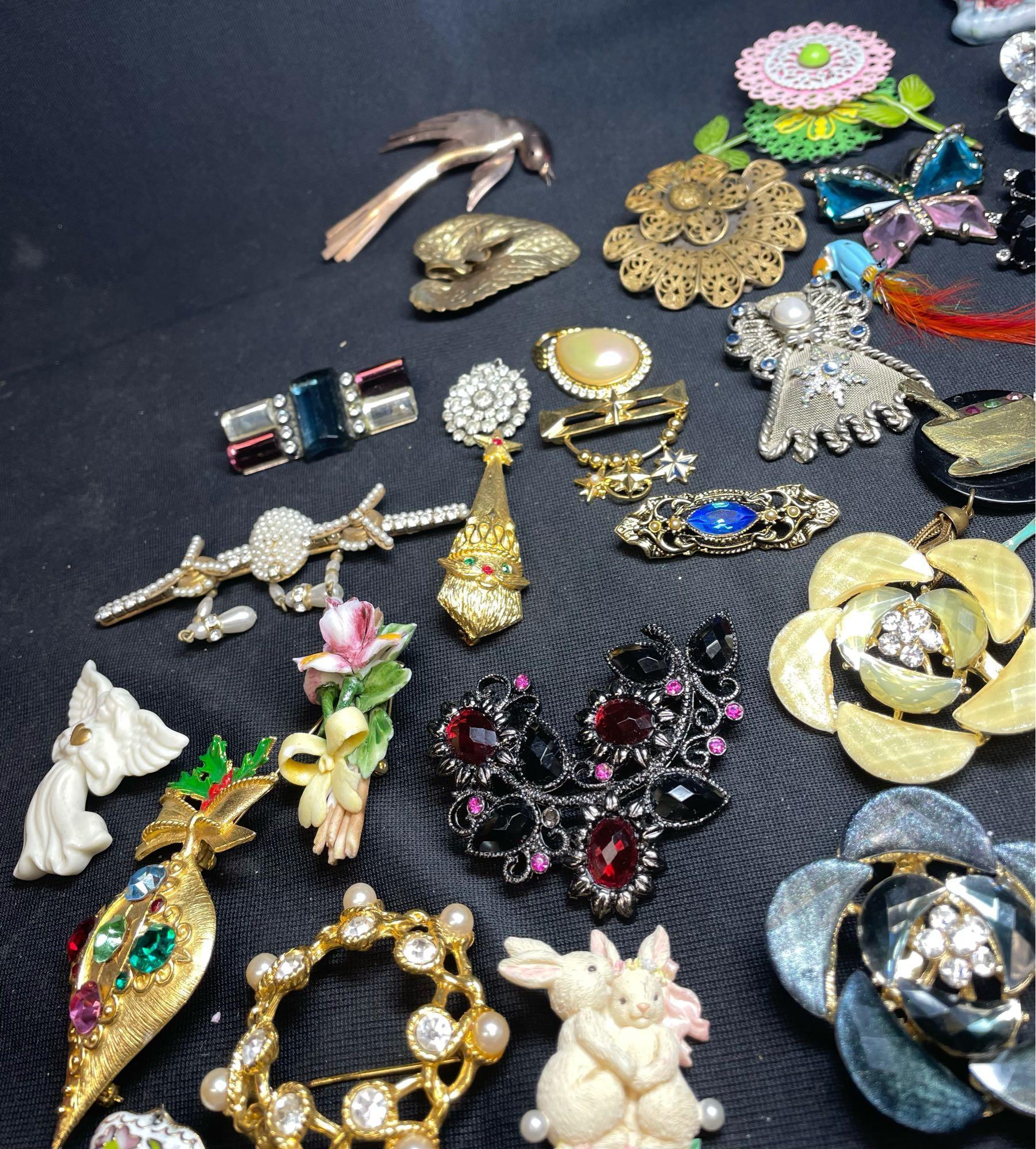Vintage High End Broaches Jewelry