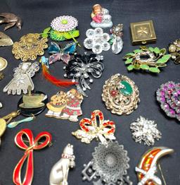 Vintage High End Broaches Jewelry