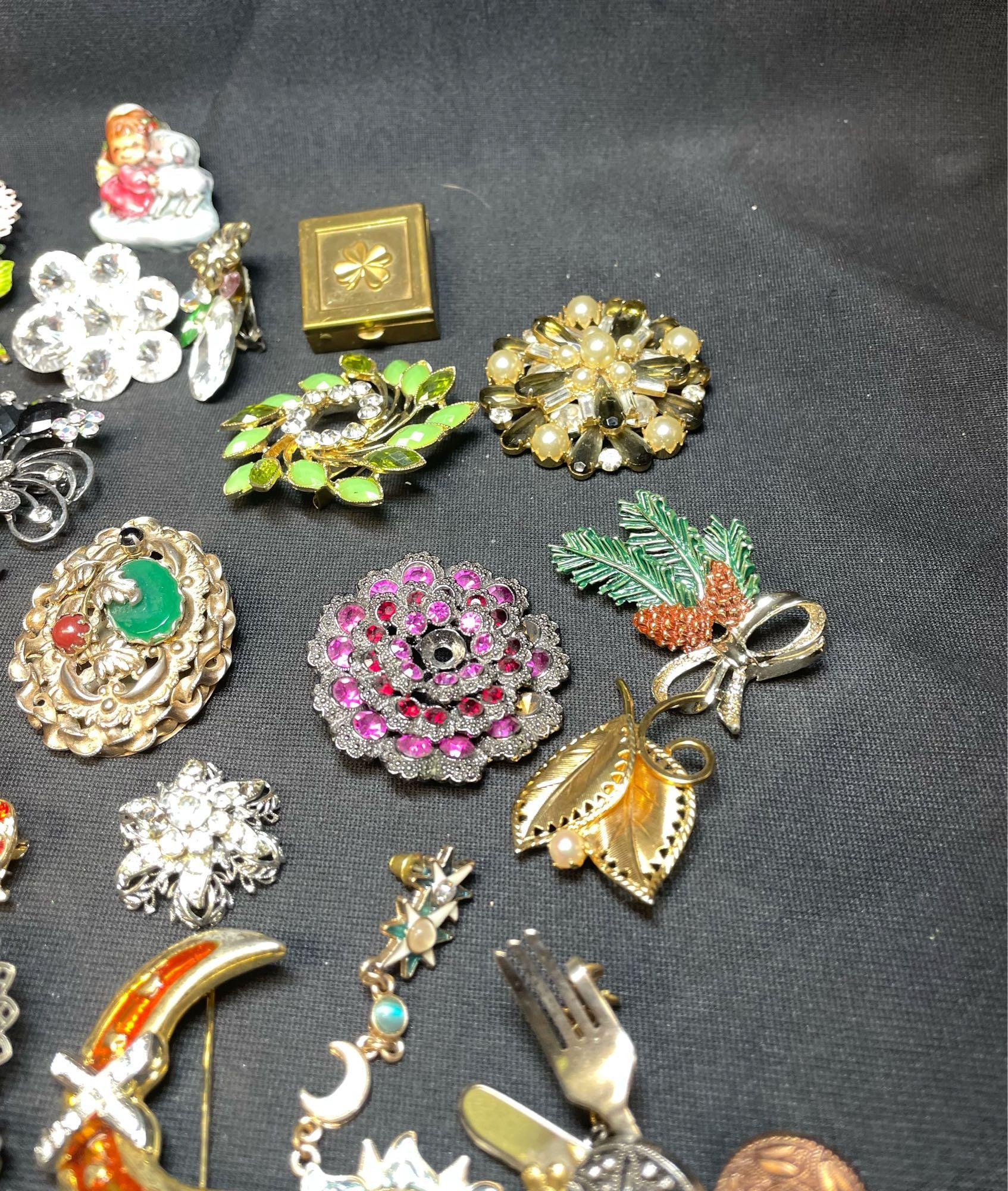 Vintage High End Broaches Jewelry