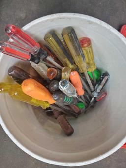 Ratchet pipe threader kit. 5 gal bucket full of screwdrivers