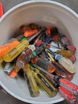 Ratchet pipe threader kit. 5 gal bucket full of screwdrivers