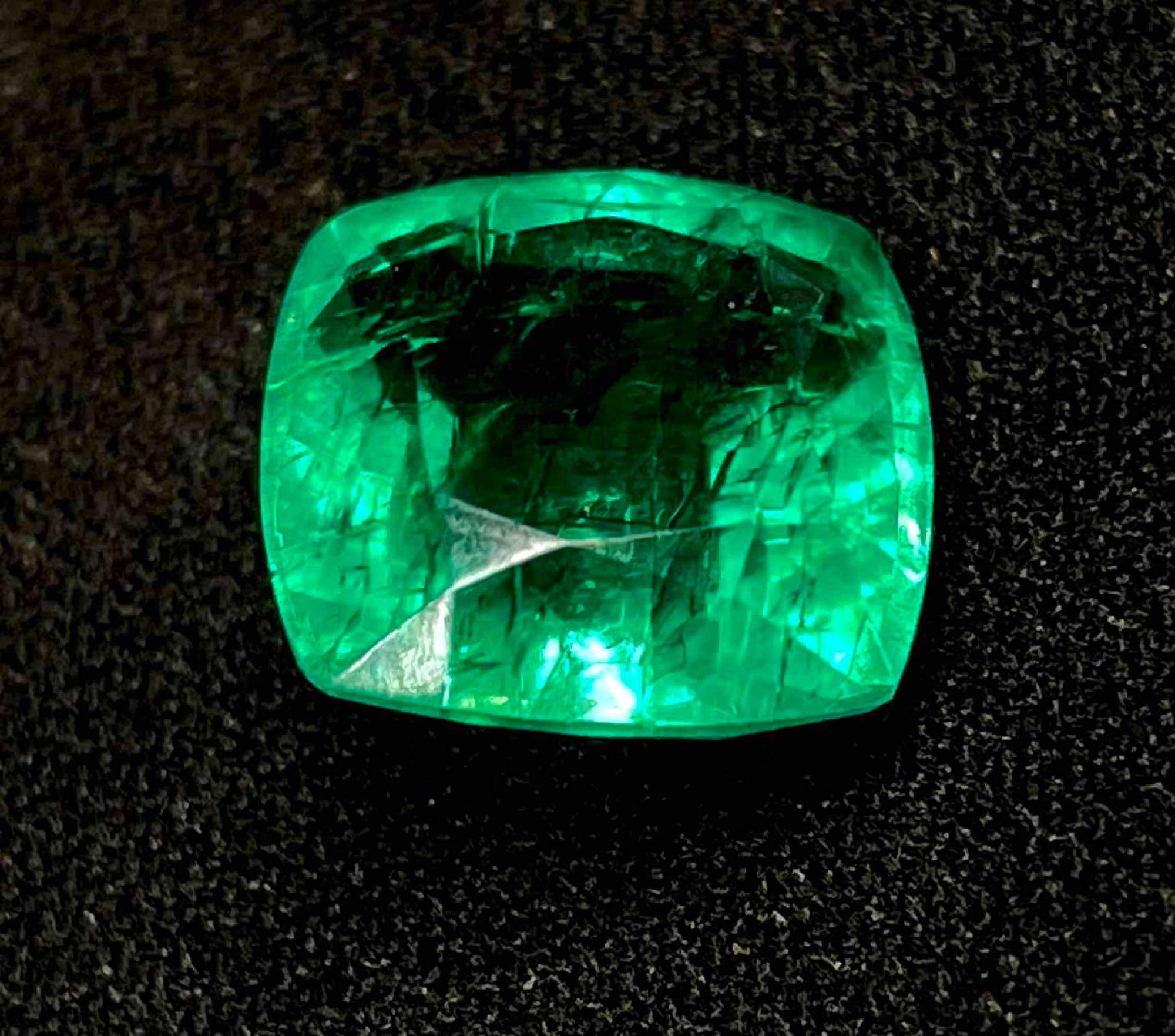 Magnificent 7.16ct Square Cut Vivid Bright Green Emerald Gemstone. Brilliant Glows like Kryptonite!