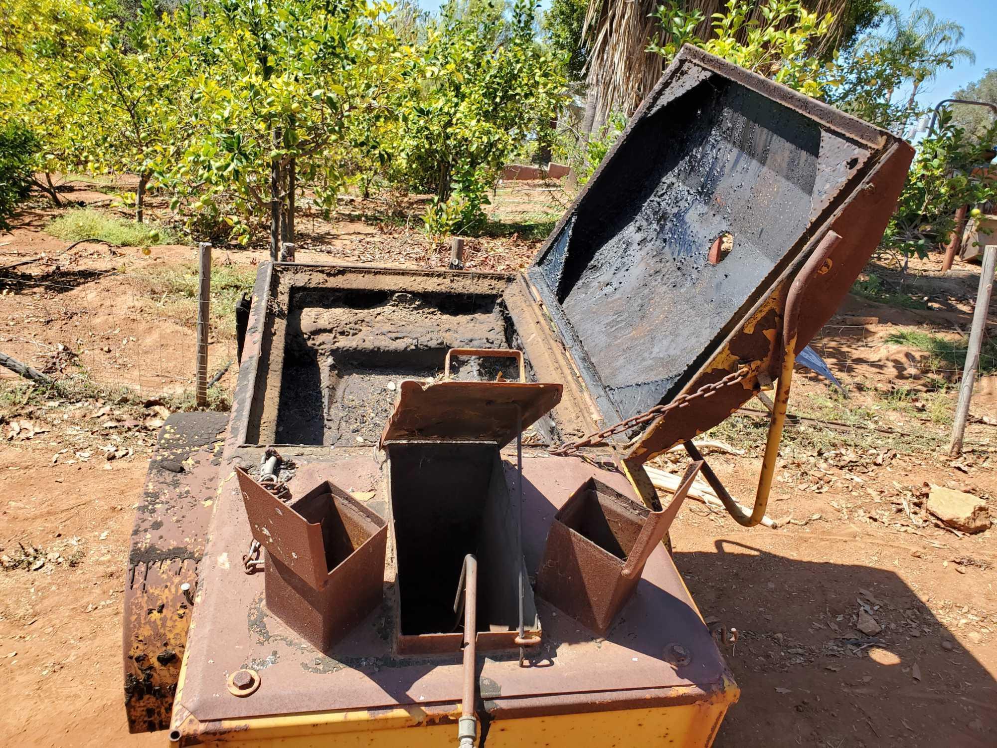 Hot Roofing Tar Trailer w/ Rolling Bucket