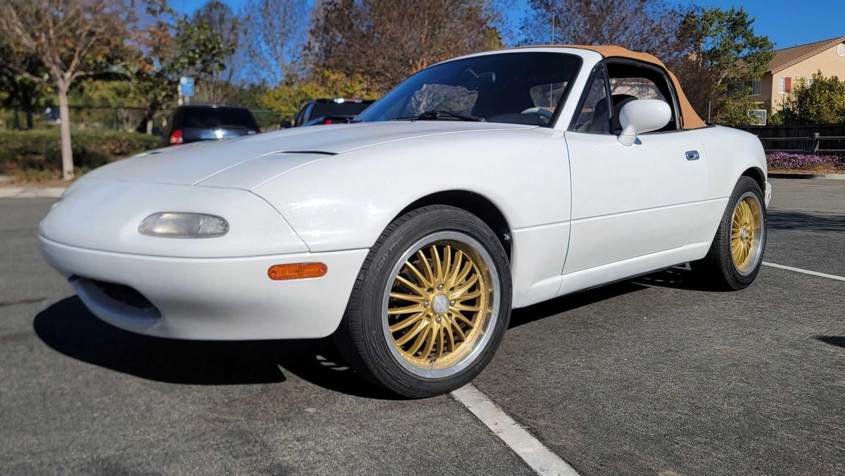 1997 Mazda MX-5 Miata, Pearl White, 5-Speed Manual - 114,785 Miles smogged