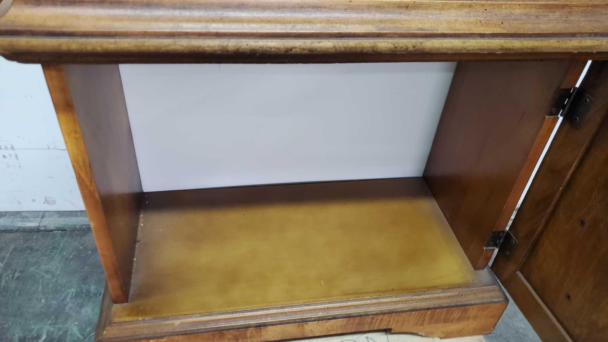 Vintage Butler Curio 3 shelf display cabnet with light