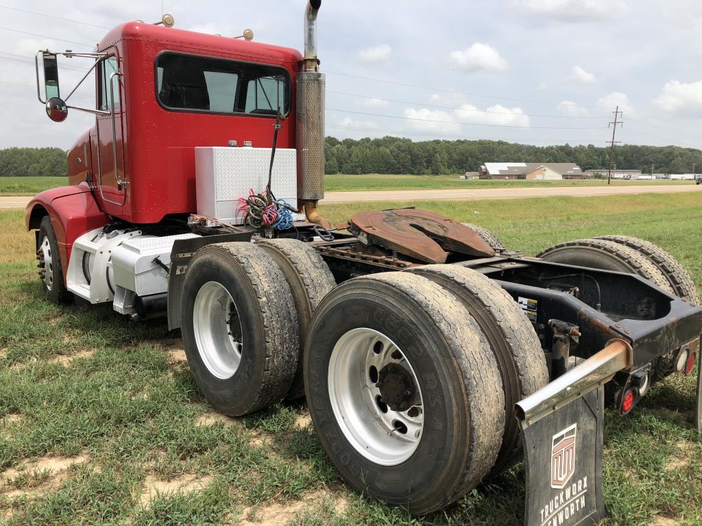 2005 Peterbilt 385 Factory Daycab