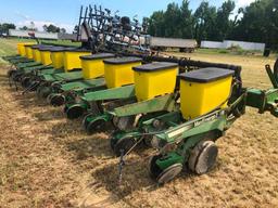 John Deere 1700 10 row Vac Planter