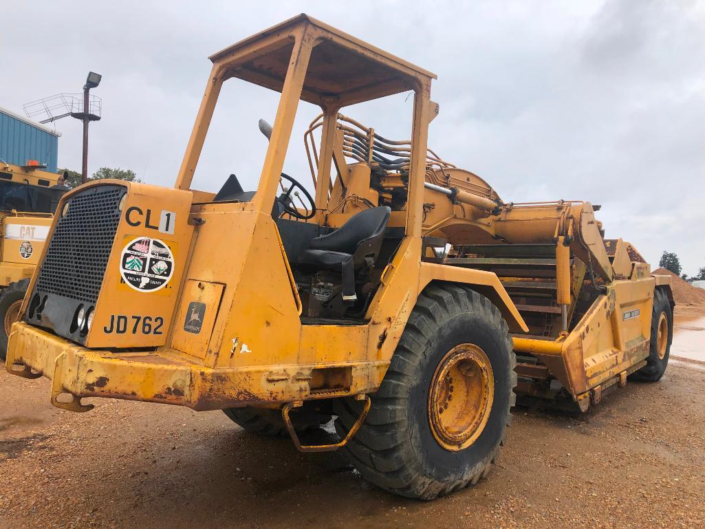 John Deere 762 Scraper