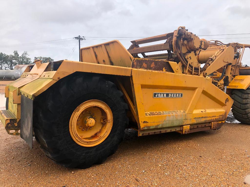 John Deere 762 Scraper