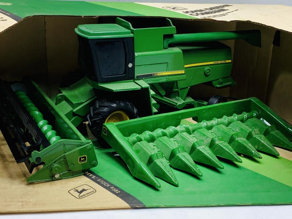 John Deere Combine Titan 2, Box Discoloration, NIB, 1/16 Scale