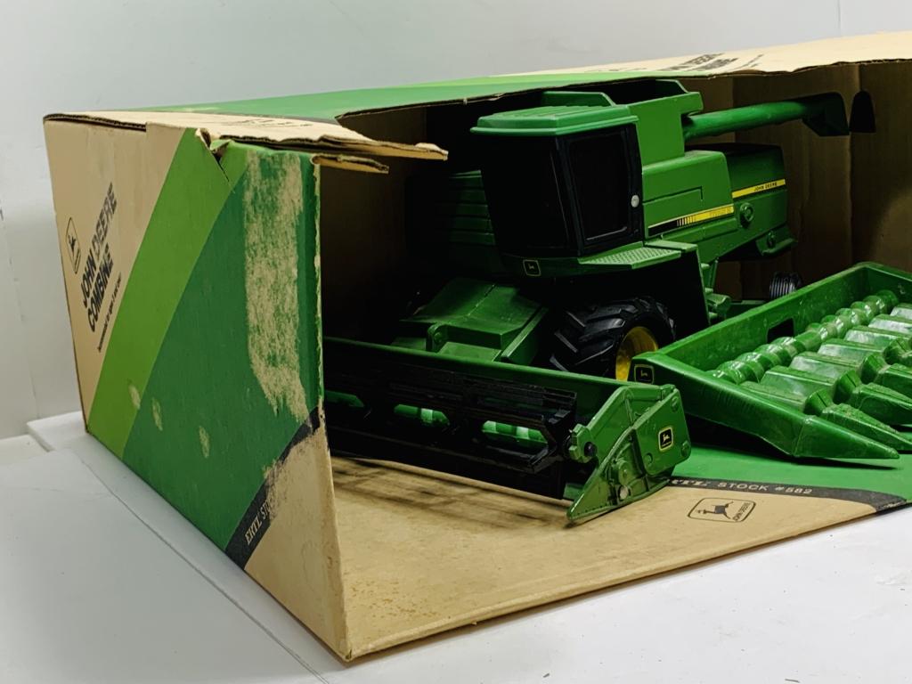 John Deere Combine Titan 2, Box Discoloration, NIB, 1/16 Scale