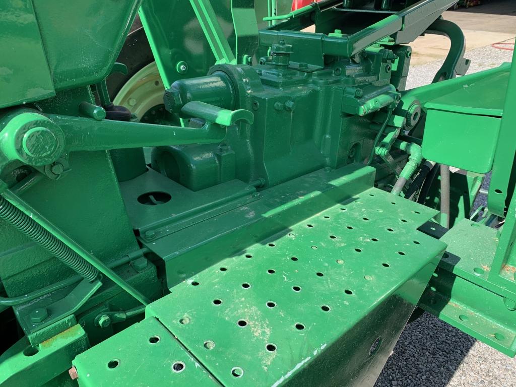 1966 Oliver 1550 Utility Tractor