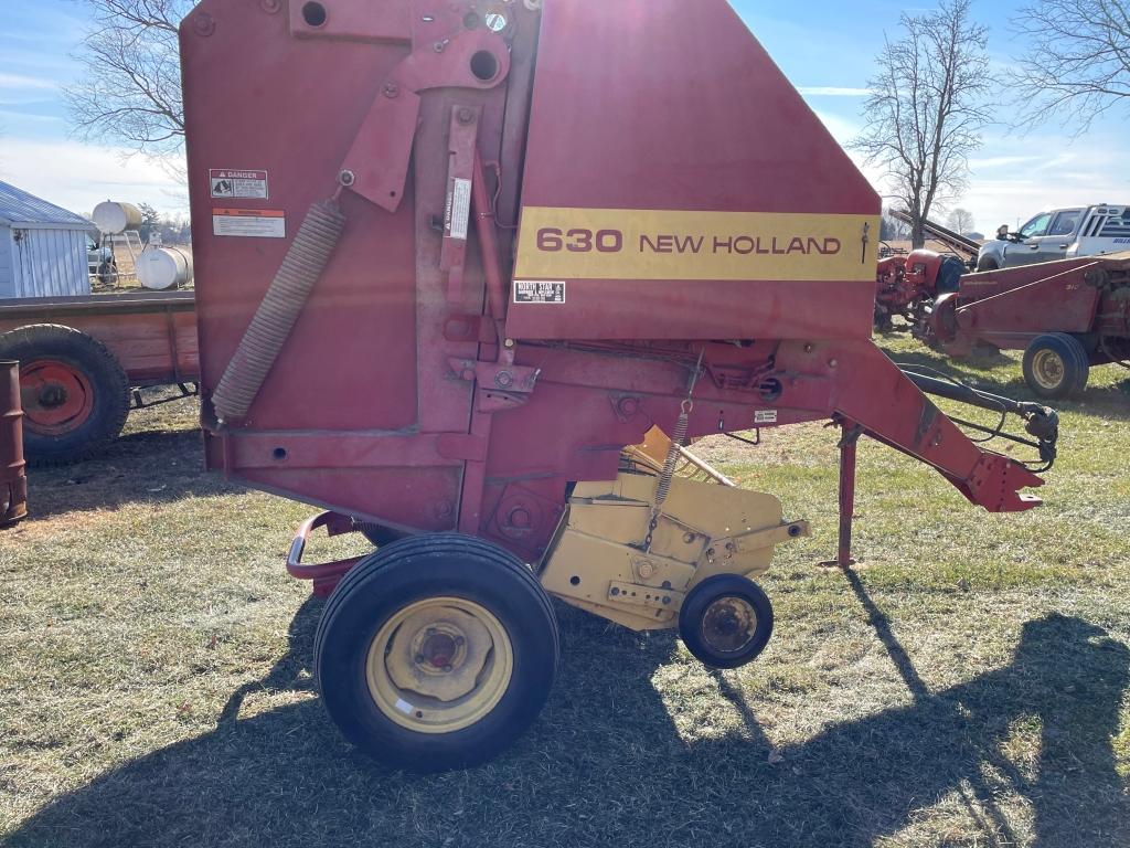 New Holland 630 Round Baler