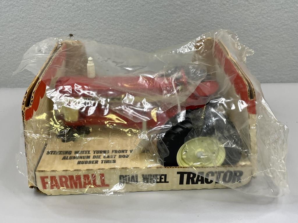 1/16 IH Farmall 560 Dual Wheel Tractor