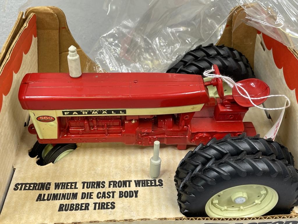 1/16 IH Farmall 560 Dual Wheel Tractor