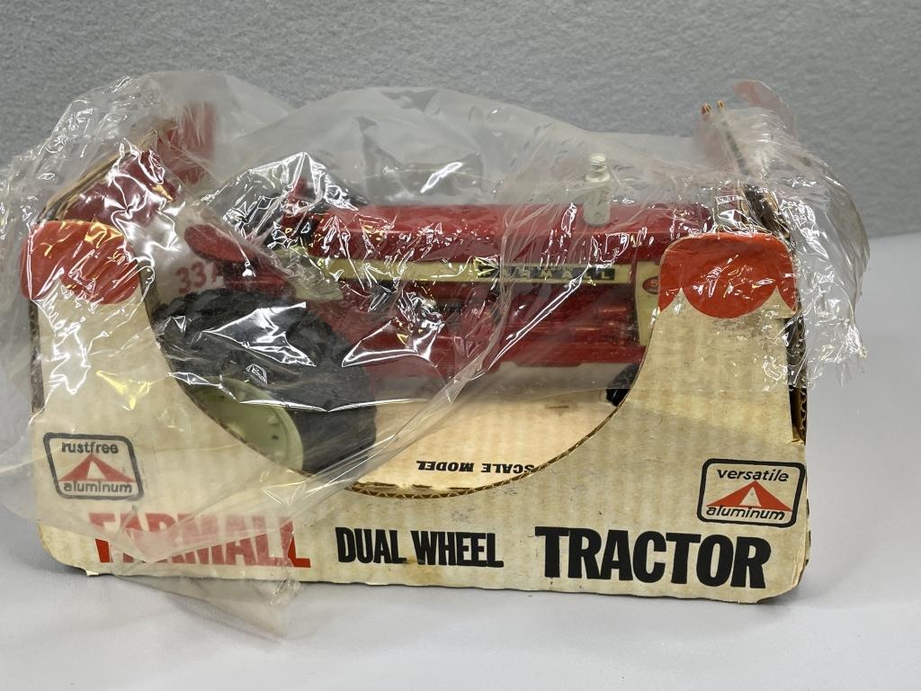 1/16 IH Farmall 560 Dual Wheel Tractor