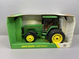 1/16 John Deere 8400 Tractor