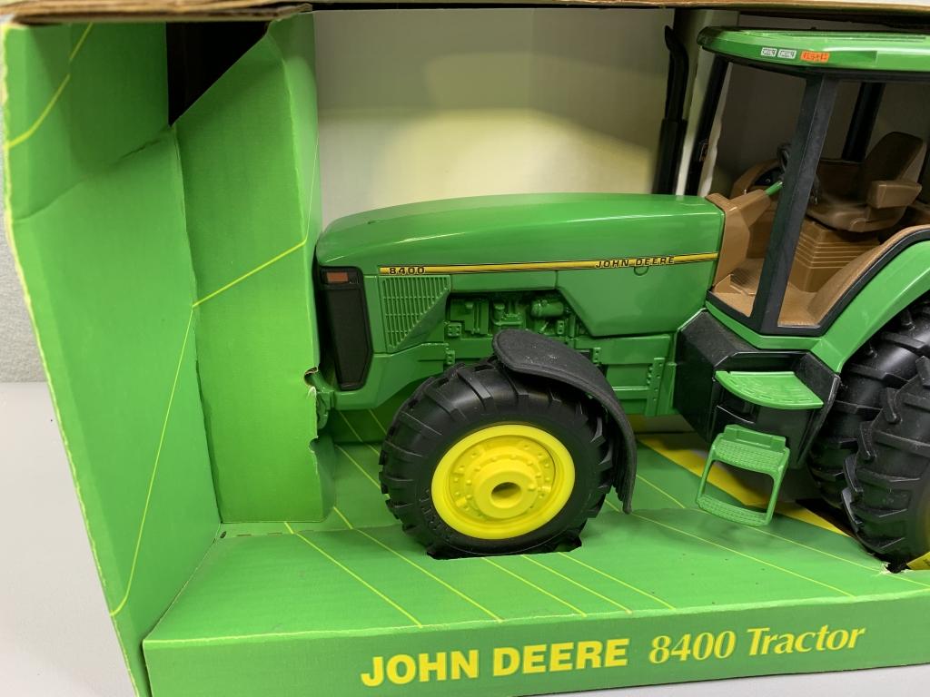 1/16 John Deere 8400 Tractor