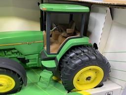1/16 John Deere 8400 Tractor