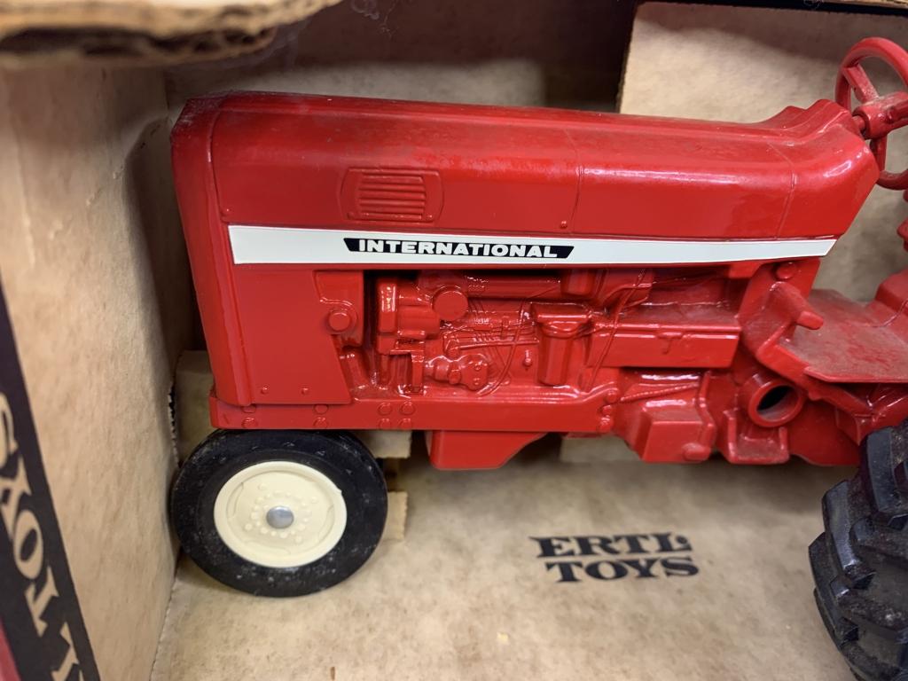 1/16 International Farmall Tractor Ertl