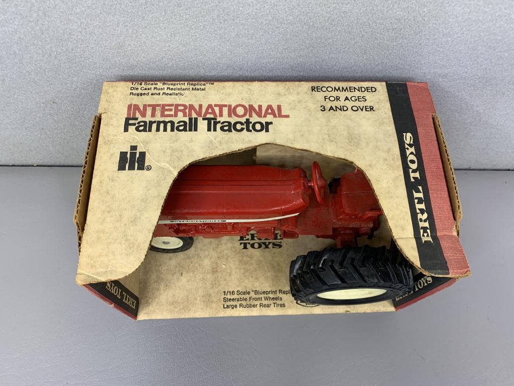 1/16 International Farmall Tractor Ertl